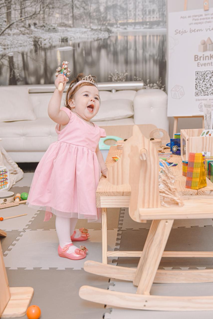 Criança brincando no espaço kids Brinkaí